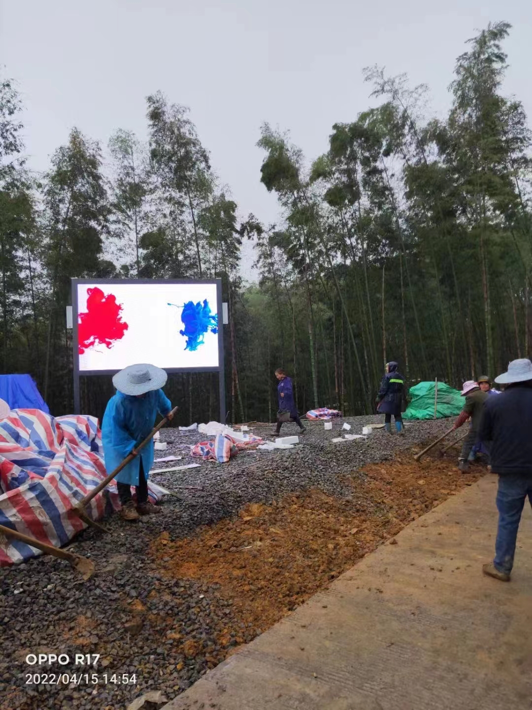 Detian Technology Installation Department Partner: Construction in the Rain, Installing P4 Full Color Outdoor Screens for Customers